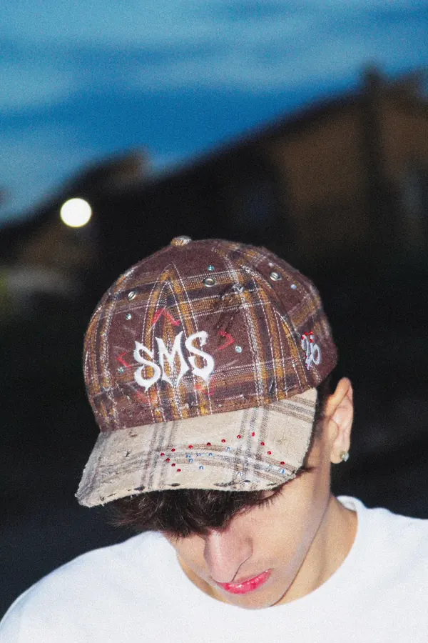Modello con il cappello 1OF1 Plaid Cap