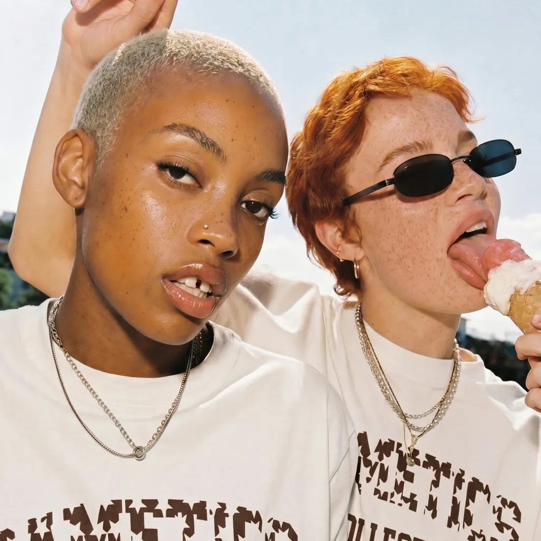 Campagna Sametics: due ragazze con le t-shirt del marchio