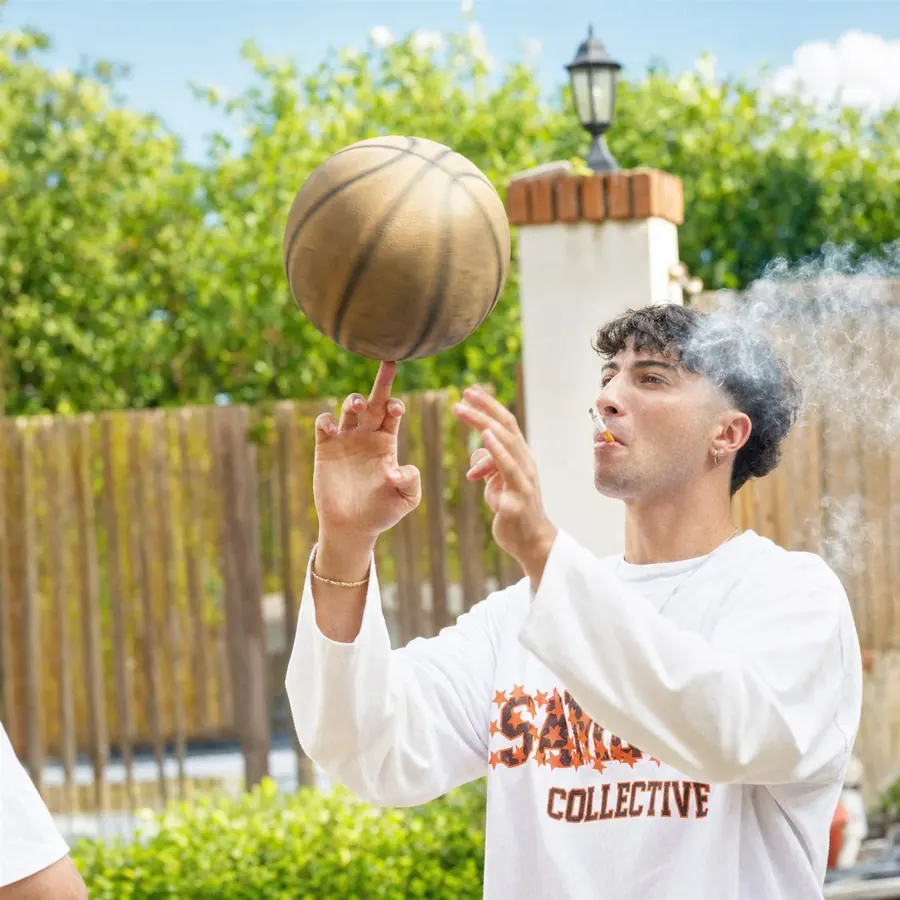 Ragazzo che fa girare un pallone da basket con la t-shirt Sametics