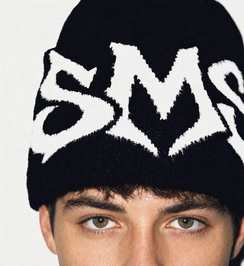 Modello con lo SMS Hairy Beanie