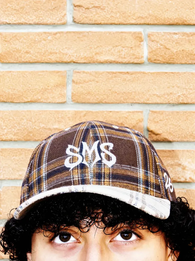 Modello con la SMS Plaid Cap