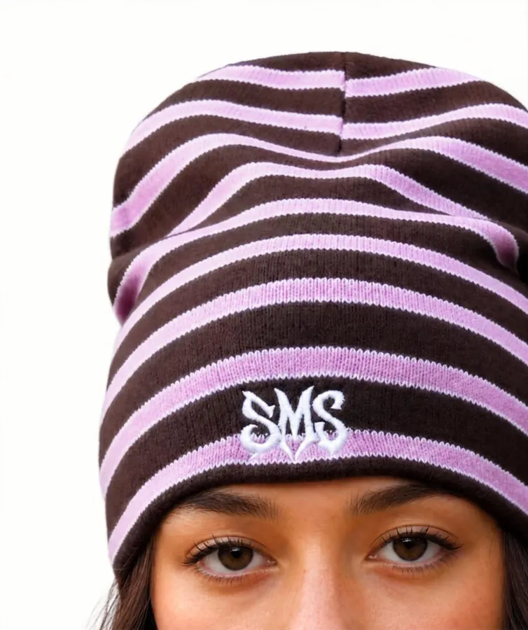 Modella con lo SMS Striped Beanie