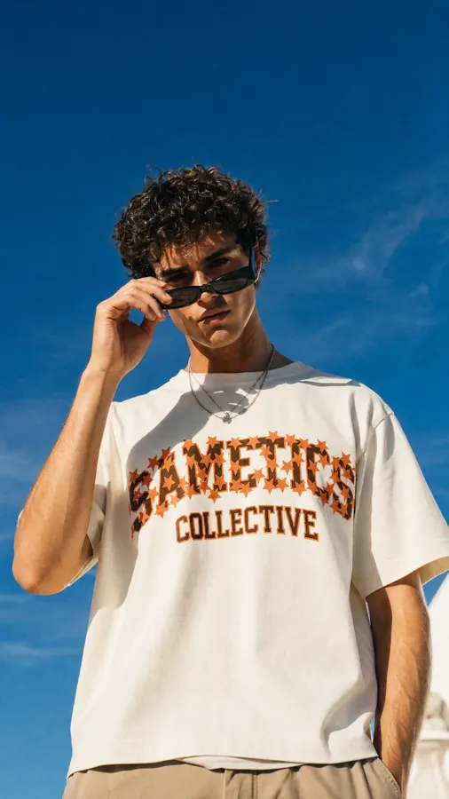 Ritratto con la t-shirt Sametics sul cielo blu