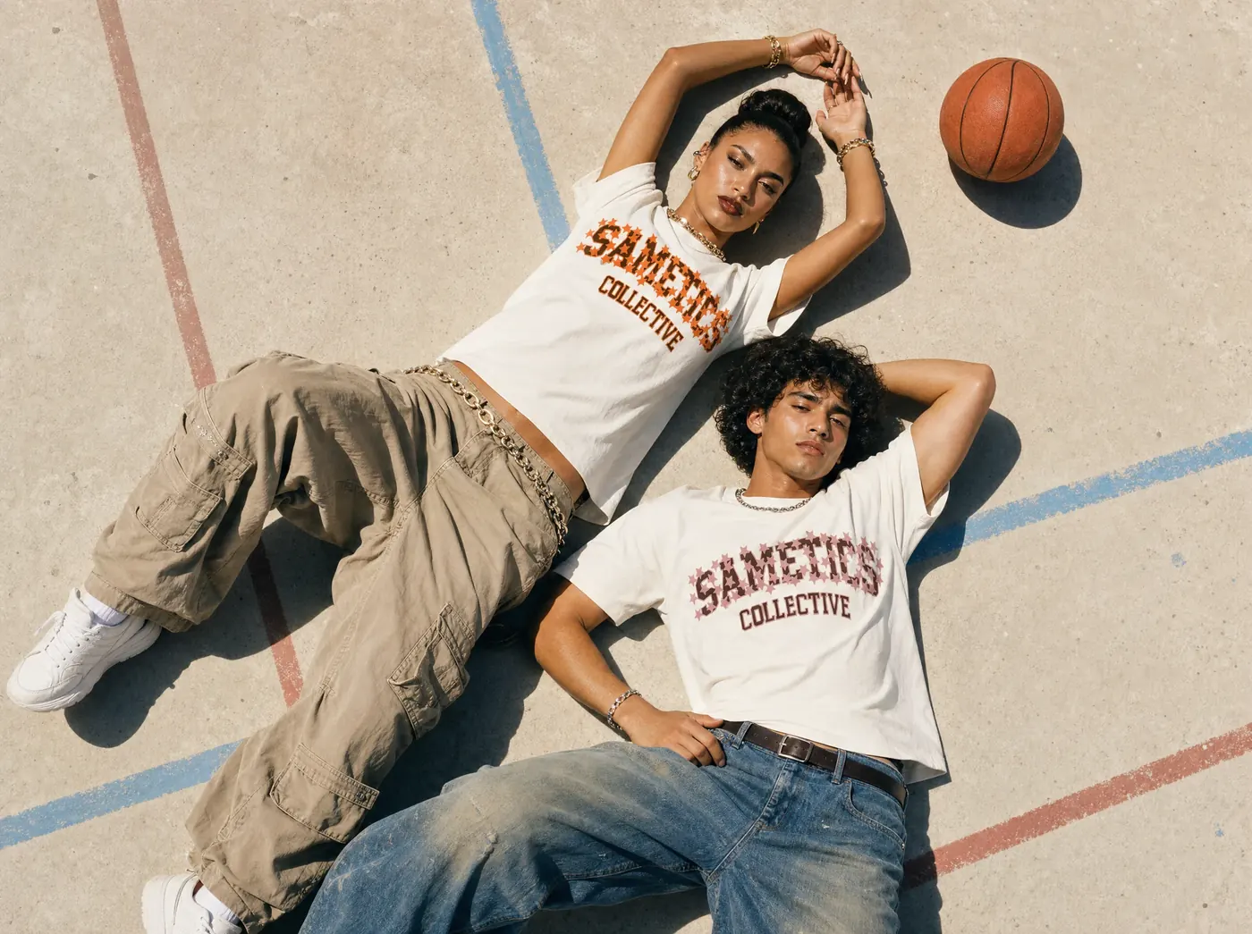 Campagna del drop Side by Side: due ragazzi sdraiati su un campo da basket