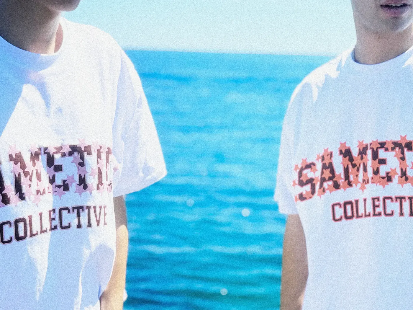 Due ragazzi con le t-shirt Sametics davanti al mare