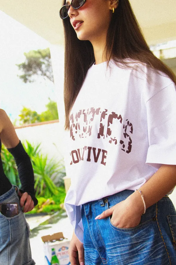 Ragazza con la t-shirt Sametics sotto un portico